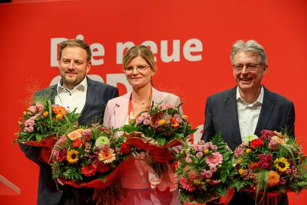 News Themen der Woche KW34 News Bilder des Tages Parteitag der NRW SPD DEU, Deutschland, Nordrhein-Westfalen, Münster, 26.08.2023: Ordentlicher Landesparteitag 2023 der SPD Nordrhein-Westfalen. Der neue Landesvorstand der NRWSPD - Frederick Cordes, Generalsekretär; Sarah Philipp, Co-Vorsitzende; Achim Post, Co-Vorsitzender. *** Party Congress of NRW SPD DEU, Germany, North Rhine Westphalia, Münster, 26 08 2023 Ordinary State Party Congress 2023 of the SPD North Rhine Westphalia The new State Executive Committee of the NRWSPD Frederick Cordes, Secretary General Sarah Philipp, Co-Chair Achim Post, Co-Chair