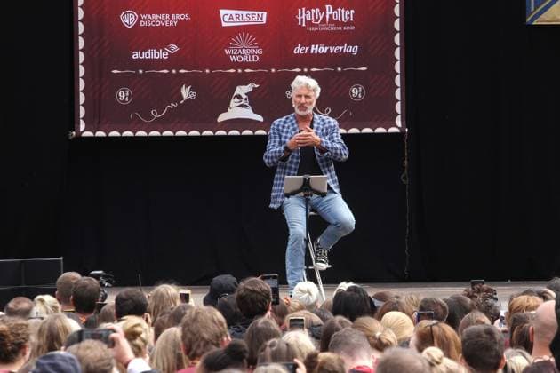 Entertainment Themen der Woche KW34 Entertainment Bilder des Tages Rufus Beck begruesste mehr als 1700 verkleidete Harry Potter Fans beim Back to Hogwarts Event auf dem Rathausmarkt in Hamburg am 26.08.2023. Gefeiert wurde der neue Guinness Buch Weltrekord mit einem grossen Buehnenprogramm rund um das 25jaehrige Jubilaeum des ersten Harry-Potter-Bandes in Deutschland. Harry Potter Weltrekord Event in Hamburg mit Rufus Beck *** Rufus Beck welcomed more than 1700 disguised Harry Potter fans at the Back to Hogwarts event at the Rathausmarkt in Hamburg on 26 08 2023 The new Guinness Book world record was celebrated with a large stage program around the 25th anniversary of the first Harry Potter volume in Germany Harry Potter world record event in Hamburg with Rufus Beck 