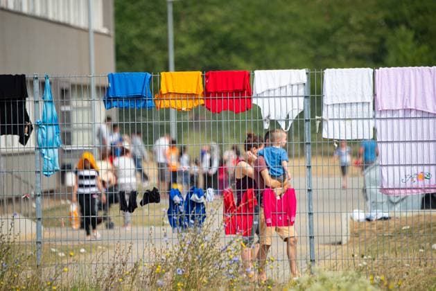 Fluechtlinge, darunter auch Kinder, sind am 12.08.2015 in der Zentralen Anlaufstelle für Asylbewerber (Zast) in Halberstadt untergebracht. Refugees, including children, are housed in the central contact point for asylum seekers (Zast) in Halberstadt Aug. 12, 2015. search: Deutschland neue Bundeslaender Sachsen-Anhalt Einwanderung Politik Europa Europaeische Union Europapolitik Europaangelegenheiten EU europaeische Union Krise Asylpolitik Schut Aussengrenzen Einigung Zusammenhalt Menschen Fluechtlingspolitik Fluechtlinge Fluechtlingskrise Migration Migrationskrise Kind Kinder Migrant Migranten Integrationsprobleme Probleme Integration Kind Muslime Integration Einwanderung Einwanderungsgesetz Islam Islamisierung Auslaender auslaendisch au