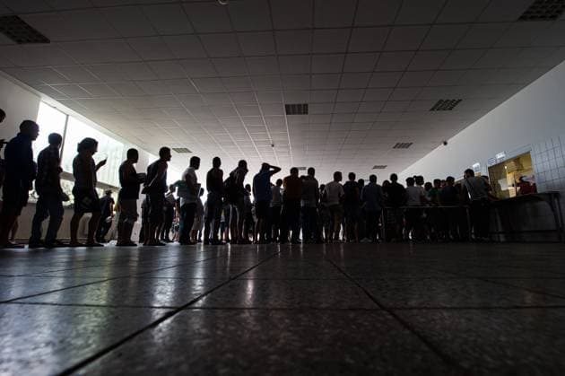 Fluechtlinge stehen in einer Schlange waehrend der Essensausgabe am 12.08.2015 in der Zentralen Anlaufstelle für Asylbewerber (Zast) in Halberstadt untergebracht. Refugees stand in line as food is distributed in the central contact point for asylum seekers (Zast) in Halberstadt Aug. 12, 2015. search: Deutschland neue Bundeslaender Sachsen-Anhalt Einwanderung Politik Europa Europaeische Union Europapolitik Europaangelegenheiten EU europaeische Union Krise Asylpolitik Schut Aussengrenzen Einigung Zusammenhalt Menschen Fluechtlingspolitik Fluechtlinge Fluechtlingskrise Migration Migrationskrise Kind Kinder Migrant Migranten Integrationsprobleme Probleme Integration Kind Muslime Integration Einwanderung Einwanderungsgesetz Islam Islamisieru