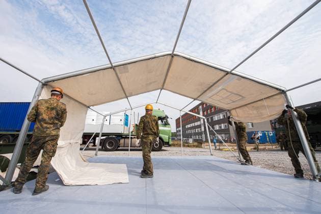 Soldaten der Bundeswehr errichten Zelte am 12.08.2015 in der Zentralen Anlaufstelle für Asylbewerber (Zast) in Halberstadt untergebracht. Bundeswehr army soldiers set up tents for refugees in the central contact point for asylum seekers (Zast) in Halberstadt Aug. 12, 2015. search: Deutschland neue Bundeslaender Sachsen-Anhalt Einwanderung Politik Europa Europaeische Union Europapolitik Europaangelegenheiten EU europaeische Union Krise Asylpolitik Schut Aussengrenzen Einigung Zusammenhalt Menschen Fluechtlingspolitik Fluechtlinge Fluechtlingskrise Migration Migrationskrise Kind Kinder Migrant Migranten Integrationsprobleme Probleme Integration Kind Muslime Integration Einwanderung Einwanderungsgesetz Islam Islamisierung Auslaender auslae