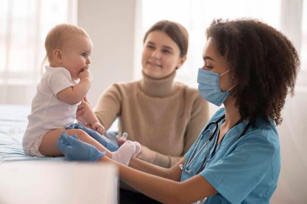  Kleines Baby wird in der Klinik geimpft *** Little one Baby will in the Clinic vaccinated Copyright: imageBROKER/OleksandrxLatkun ibxole09491402.jpg ,model released, Symbolfoto ,property released