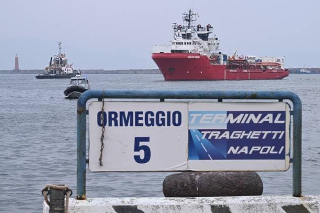 News Themen der Woche KW35 News Bilder des Tages August 28, 2023, NAPOLI: L Ocean Viking , la nave di Sos MediterranÃ e che ha soccorso 439 migranti tra Lampedusa e Tunisia, arriva nel porto di Napoli, 28 agosto 2023. .The Ocean Viking , the Sos MediterranÃ e ship that rescued 439 migrants between Lampedusa and Tunisia, arrives in the port of Naples, Italy, 28 August 2023..ANSA CIRO FUSCO NAPOLI  - ZUMAa110 20230828_zaf_a110_001 Copyright: xCiroxFuscox