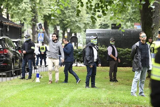 STOCKHOLM 20230828 Salwan Momika vid Pakistans ambassad i Stockholm pa mandagen där han planerar att bränna koranen. Bakom till höger, Salwan Najem. Stockholm Sverige x12160x *** STOCKHOLM 20230828 Salwan Momika at the Pakistani Embassy in Stockholm on Monday where he plans to burn the Koran Behind to the right, Salwan Najem Stockholm Sweden x12160x  Copyright: xMikaelaxLandeström TTx MANIFESTATION PAKISTANS AMBASSAD TTABB0000000000210004
