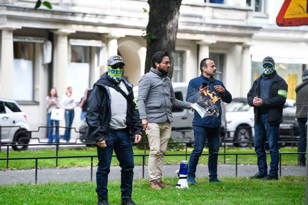 News Bilder des Tages STOCKHOLM 20230828 Salwan Momika vid Pakistans ambassad i Stockholm pa mandagen där han bränner en koran. Till höger star Salwan Najem. Stockholm Sverige x12160x *** STOCKHOLM 20230828 Salwan Momika at the Pakistani Embassy in Stockholm on Monday burning a Koran To the right is Salwan Najem Stockholm Sweden x12160x  Copyright: xMikaelaxLandeström TTx MANIFESTATION PAKISTANS AMBASSAD TTABB0000000000210013