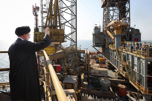 News Themen der Woche KW35 News Bilder des Tages Iran, Inbetriebnahme der 11. Phase des South-Pars-Gasfeld in Assalouyeh August 28, 2023, Assalouyeh, Bushehr, Iran: Iranian President EBRAHIM RAISI (L) visits Phase 11 of the South Pars gas field during an inauguration ceremony in the port of Assalouyeh, southern Iran, on 28 August 2023. Iran has inaugurated Phase 11 of the South Pars gas field. Assalouyeh Iran - ZUMAi98_ 20230828_zih_i98_011 Copyright: xIranianxPresidencyx