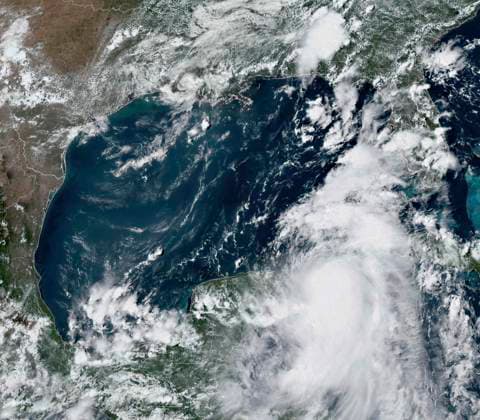 Atlantik, Satellitenbild von Tropensturm Idalia über dem Golf von Mexiko und dem Karibischen Meer August 28, 2023, Miami, FL, United States: NOAA GEOS-East satellite showing Tropical Storm Idalia, center, as it moves north past the Yucatan peninsula into the Gulf of Mexico, August 28, 2023 in the Caribbean Sea. Idalia is expected to strengthen into a major hurricane and make landfall near Tampa, Florida. Miami United States - ZUMAp138 20230828_zaa_p138_006 Copyright: xNesdis Star Noaax