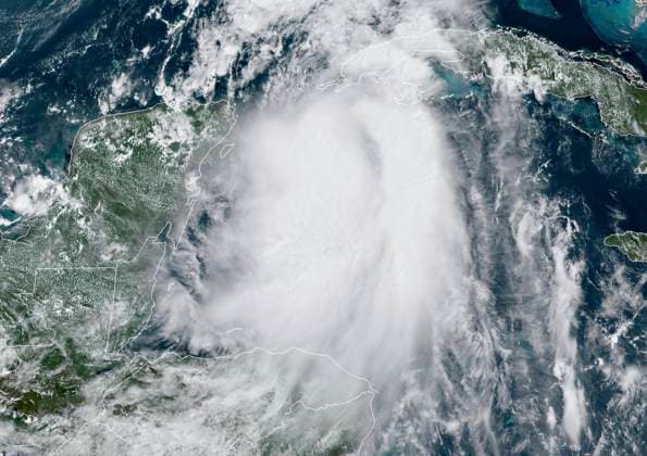Atlantik, Satellitenbild von Tropensturm Idalia über dem Golf von Mexiko und dem Karibischen Meer August 28, 2023, Miami, FL, United States: NOAA GEOS-East satellite showing Tropical Storm Idalia, center, as it moves north past the Yucatan peninsula into the Gulf of Mexico, August 28, 2023 in the Caribbean Sea. Idalia is expected to strengthen into a major hurricane and make landfall near Tampa, Florida. Miami United States - ZUMAp138 20230828_zaa_p138_007 Copyright: xNesdis Star Noaax