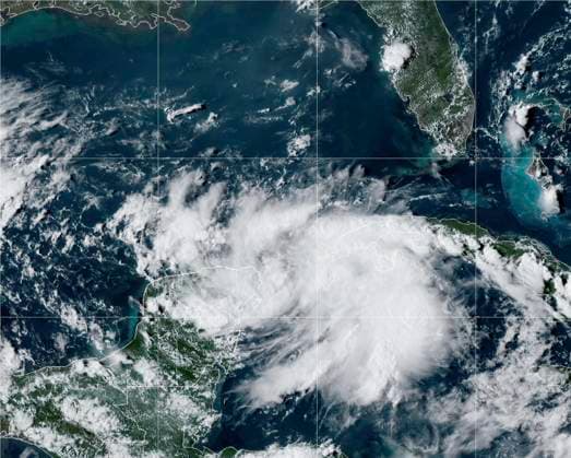 Atlantik, Satellitenbild von Tropensturm Idalia über dem Golf von Mexiko und dem Karibischen Meer August 28, 2023, Miami, FL, United States: NOAA GEOS-East satellite showing Tropical Storm Idalia, center, as it moves north past the Yucatan peninsula into the Gulf of Mexico, August 28, 2023 in the Caribbean Sea. Idalia is expected to strengthen into a major hurricane and make landfall near Tampa, Florida. Miami United States - ZUMAp138 20230828_zaa_p138_010 Copyright: xNesdis Star Noaax