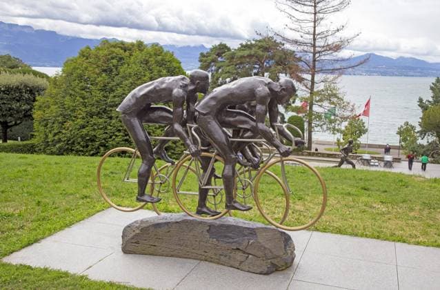 Fahrradfahrer, Skulptur von Gabor Mihaly, Olympisches Museum, Lausanne-Ouchy, Genfer See, Lac Léman, Riviera-Pays-d Enhaut, Schweiz, Europa *** Bicyclists, Sculpture from Gabor Mihaly, Olympic Museum, Lausanne Ouchy, Geneva Lake, Lac Léman, Riviera Pays D Enhaut, Switzerland, Europe Copyright: imageBROKER StephanxGabriel iblsga09522074.jpg