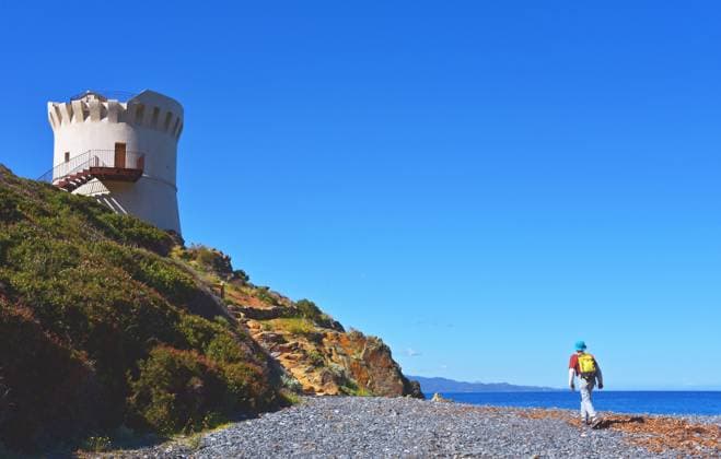 Wanderer am Genueserturm an der Kuesten von Nonza, Frankreich, Korsika, Cap Corse Albo genovese tower and footpath along the coast going to Nonza, France, Corsica, Cap Corse Albo BLWS693451 *** Hikers on Genueserturm to the Coasts from Nonza, France, Corsica, Cap Corse Albo Genovese Tower and Footpath Along The Coast Going to Nonza, France, Corsica, Cap Corse Albo BLWS693451 Copyright: xblickwinkel P.xRoyerx