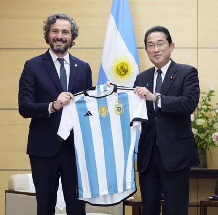 News Themen der Woche KW35 Japan, Fumio Kishida bekommt vom argentinischen Außenminister Santiago Cafiero ein Trikot Japan PM Kishida receives Argentine football jersey Argentine Foreign Minister Santiago Cafiero (L) presents an Argentina football jersey to Japanese Prime Minister Fumio Kishida during their meeting at the premier s office in Tokyo on Aug. 29, 2023.  A14AA0001809913P
