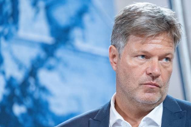Zweitägige Klausurtagung der Bundesregierung auf Schloss Meseberg Tag 1 Robert Habeck, Bundesminister für Wirtschaft und Klimaschutz;Zweitägige Klausurtagung der Bundesregierung auf Schloss Meseberg Tag 1 Robert Habeck, Bundesminister für Wirtschaft und Klimaschutz, *** Two-day closed meeting of the Federal Government at Meseberg Castle Day 1 Robert Habeck, Federal Minister for Economic Affairs and Climate Protection Two-day closed meeting of the Federal Government at Meseberg Castle Day 1 Robert Habeck, Federal Minister for Economic Affairs and Climate Protection,