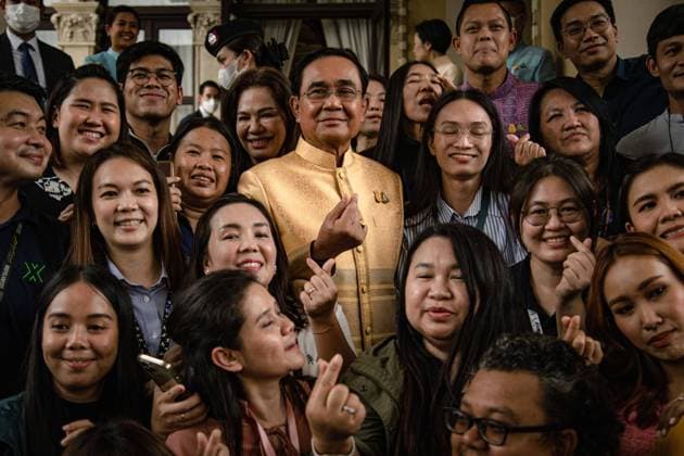 Bilder des Jahres 2023, News 08 August News Themen der Woche KW35 News Bilder des Tages August 29, 2023, Bangkok, Thailand: Outgoing Thai Prime Minister PRAYUT CHAN-O-CHA poses with media members after he chaired the last weekly cabinet meeting at the Government House in Bangkok, Thailand. Prayut chaired the last meeting of the weekly cabinet of his government after Pheu Thai Party s Prime Ministerial candidate Srettha Thavisin succeeded in the parliamentary vote to become Thailand s 30th prime minister. Bangkok Thailand - ZUMAw215 20230829_zip_w215_033 Copyright: xWissarutxWeerasoponx