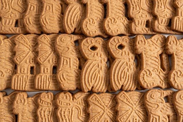 Bavaria, Germany - 29 August 2023: Spiced speculoos background, several speculoos cookies strung together. Christmas and cookies concept *** Gewürzspekulatius Hintergrund, mehrere Spekulatius Kekse aneinander gereiht. Weihnachten und Plätzchen Konzept