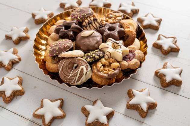 Bavaria, Germany - 29 August 2023: mixed cookies for Christmas. Christmas cookies in a disposable golden plate *** gemischte Kekse zu Weihnachten. Weihnachtsplätzchen in einem goldenen Einwegteller
