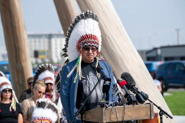 Kanada, Vertreter Indigener Völker gegen Klage gegen Nation Resources Transfer Act bekannt August 29, 2023, Saskatoon, SK, CAN: Cold Lake First Nations Chief Kelsey Jacko speaks during a media event announcing that the Federation of Sovereign Indigenous Nations (FSIN) announced their intent to file a lawsuit against the federal and provincial governments saying the nation resources transfer act infringes on treaty rights at the FSIN in Saskatoon, Sask., Tuesday, Aug. 29, 2023. Saskatoon CAN  - ZUMAc35_ 20230829_zaf_c35_033 Copyright: xLiamxRichardsx