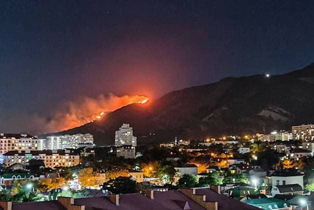 News Themen der Woche KW35 News Bilder des Tages Russland, Waldbrand bei Gelendschik RUSSIA, KRASNODAR REGION - AUGUST 29, 2023: A wildfire rages in the neighbourhood of Kupriyanova Shchel, Gelendzhik, 90km southwest of Krasnodar. The grass fire has spread to the nearby forest area. Andrei Khrapov TASS  61512786