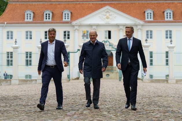Klausurtagung, Meseberg, Lindner, Scholz, Habeck Bundesregierung, Klausurtagung des Bundeskabinetts am 29. August 2023 im Gästehaus Meseberg, Bundesfinanzminister, Christian Lindner, Parteivorsitzender, FDP, Vizekanzler, Bundesminister für Wirtschaft und Klimaschutz, Robert Habeck, BMWK, Die Grünen, Bundeskanzler, Olaf Scholz, SPD Berlin Berlin GER *** Klausurtagung, Meseberg, Lindner, Scholz, Habeck Federal government, closed meeting of the Federal Cabinet on 29 August 2023 in the guest house Meseberg, Federal Finance Minister, Christian Lindner, party leader, FDP, Vice Chancellor, Federal Minister for Economic Affairs and Climate Protection, Robert Habeck, BMWK, The Greens, Chancellor, Olaf Scholz, SPD Berlin Berlin GER