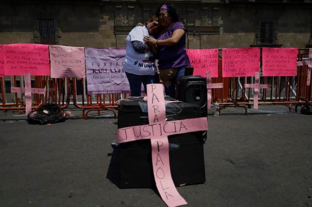 News Bilder des Tages Mothers And Relatives Of Femicide Victims Demand Justice Outside The National Palace In Mexico City Mothers and relatives of Karla Yesenia and Paola Yazmin, victims of femicide, demanded justice outside the National Palace in Mexico City. In the case of Karla Velasco, her relatives continue to demand justice after that July 4, 2018 in the Francisco I. Madero neighborhood of Tuxtla Gutierrez, Chiapas, who was violently murdered by her colleagues in the workplace of she. On the other hand, Paola Yazmin was found dead in a cistern at the David Gomez Federal Elementary School in Chiapas on December 8, 2022, when the students were in class. Eight months after the tragic event, the family has still not found justice. Mexico City Mexico Copyright: xGerardoxVieyrax originalFilename: vieyra-notitle230829_npexG.jpg