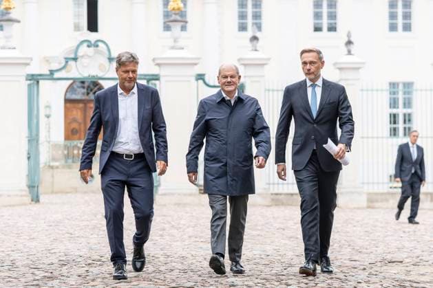 News Bilder des Tages Zweitägige Klausurtagung der Bundesregierung auf Schloss Meseberg Tag 1 Olaf Scholz, Bundeskanzler, mit Christian Lindner, Bundesfinanzminister der Finanzen und Robert Habeck, Bundesminister für Wirtschaft und Klimaschutz;Zweitägige Klausurtagung der Bundesregierung auf Schloss Meseberg Tag 1 Olaf Scholz, Bundeskanzler, mit Christian Lindner, Bundesfinanzminister der Finanzen und Robert Habeck, Bundesminister für Wirtschaft und Klimaschutz, *** Two-day closed meeting of the German government at Schloss Meseberg Day 1 Olaf Scholz, Federal Chancellor, with Christian Lindner, Federal Minister of Finance, and Robert Habeck, Federal Minister of Economics and Climate Protection Two-day closed meeting of the German governme