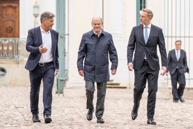 Zweitägige Klausurtagung der Bundesregierung auf Schloss Meseberg Tag 1 Olaf Scholz, Bundeskanzler, mit Christian Lindner, Bundesfinanzminister der Finanzen und Robert Habeck, Bundesminister für Wirtschaft und Klimaschutz;Zweitägige Klausurtagung der Bundesregierung auf Schloss Meseberg Tag 1 Olaf Scholz, Bundeskanzler, mit Christian Lindner, Bundesfinanzminister der Finanzen und Robert Habeck, Bundesminister für Wirtschaft und Klimaschutz, *** Two-day closed meeting of the German government at Schloss Meseberg Day 1 Olaf Scholz, Federal Chancellor, with Christian Lindner, Federal Minister of Finance, and Robert Habeck, Federal Minister of Economics and Climate Protection Two-day closed meeting of the German governme