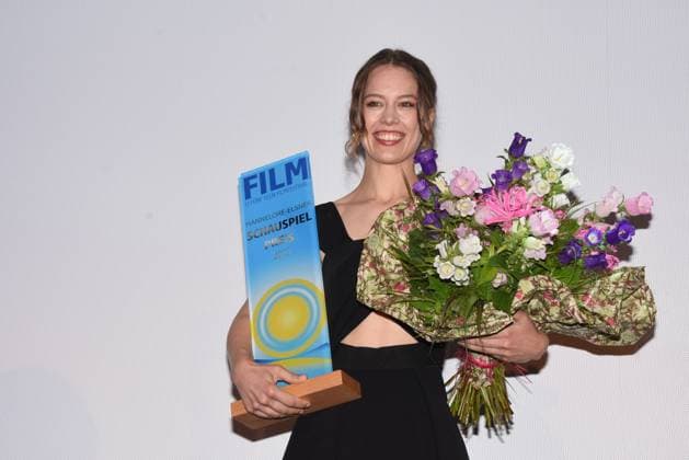 Bilder des Jahres 2023, Entertainment 08 August Entertainment Themen der Woche KW35 Entertainment Bilder des Tages Paula Beer Schauspielerin Hannelore Elsner Preistraegerin Starnberg bei Muenchen 27.08.2023 Schlossberghalle Starnberg Fuenfseen Film Festival Verleihung -Hannelore Elsner Schauspiel Preis Starnberg- *** Paula Beer actress Hannelore Elsner award winner Starnberg near Munich 27 08 2023 Schlossberghalle Starnberg Fuenfseen Film Festival award ceremony Hannelore Elsner acting award Starnberg