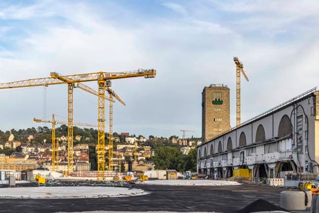 Baustelle Hauptbahnhof, Projekt Stuttgart21. Das Dach der künftigen unteridischen Bahnsteighalle ist weitgehend geschlossen. Oberlichter bringen natürliches Licht in das Gebäude. Rechts der denkmalsgeschütze Bonatzbau. 24.08.2023: Stuttgart, Baden-Württemberg, Deutschland, Europa *** Construction site main station, Stuttgart21 project The roof of the future underground platform hall is largely closed Skylights bring natural light into the building On the right, the listed Bonatzbau 24 08 2023 Stuttgart, Baden Württemberg, Germany, Europe