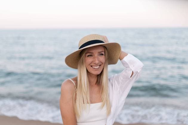 Happy beautiful young woman smiling at the beach side Varna, Varna, Bulgaria R_PUZV230809-1226245-01 ,model released, Symbolfoto