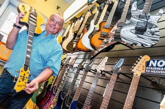 <p>Inhaber Otto Flögel präsentiert am Mittwoch 30.08.2023, in seinem Musik-Fachgeschäft in Oberhausen-Osterfeld das Angebot an E-Gitarren. Das Geschäft besteht seit 40 Jahren und bietet nach Ausssagen Flögels außerdem das größte Angebot an Ukulelen im Ruhrgebiet. Deutschland NRW Oberhausen Copyright: MartinxMöller