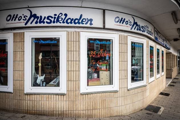 <p>Außenansicht am Mittwoch 30.08.2023, des Musik-Fachgeschäfts Ottos Musikladen in Oberhausen-Osterfeld.. Das Geschäft besteht seit 40 Jahren und bietet nach Ausssagen Flögels das größte Angebot an Ukulelen im Ruhrgebiet. Deutschland NRW Oberhausen Copyright: MartinxMöller