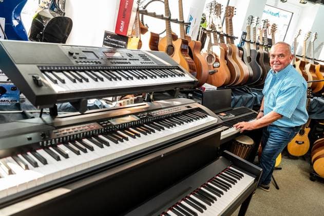 <p>Inhaber Otto Flögel präsentiert am Mittwoch 30.08.2023, in seinem Musik-Fachgeschäft in Oberhausen-Osterfeld das Angebot an Keyboards. Das Geschäft besteht seit 40 Jahren und bietet nach Ausssagen Flögels außerdem das größte Angebot an Ukulelen im Ruhrgebiet. Deutschland NRW Oberhausen Copyright: MartinxMöller