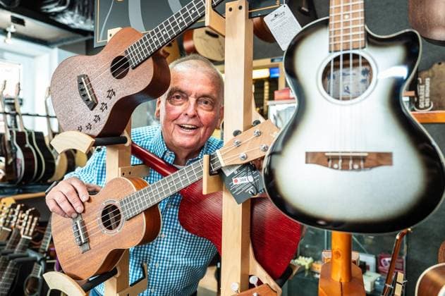 <p>Inhaber Otto Flögel blickt am Mittwoch 30.08.2023, in seinem Musik-Fachgeschäfs in Oberhausen-Osterfeld zwischen mehreren Ukulelen hindurch.. Das Geschäft besteht seit 40 Jahren und bietet nach Ausssagen Flögels das größte Angebot an Ukulelen im Ruhrgebiet. Deutschland NRW Oberhausen Copyright: MartinxMöller