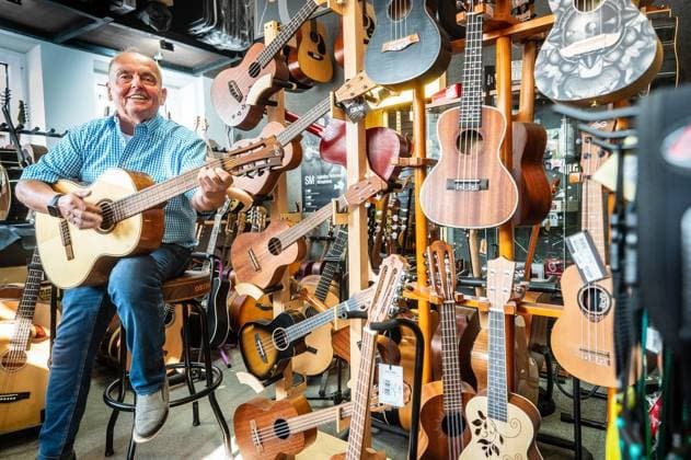 <p>Inhaber Otto Flögel sitzt am Mittwoch 30.08.2023, inmiten seines Musik-Fachgeschäfts in Oberhausen-Osterfeld mit einer Ukulele. Das Geschäft besteht seit 40 Jahren und bietet nach Ausssagen Flögels das größte Angebot an Ukulelen im Ruhrgebiet. Deutschland NRW Oberhausen Copyright: MartinxMöller