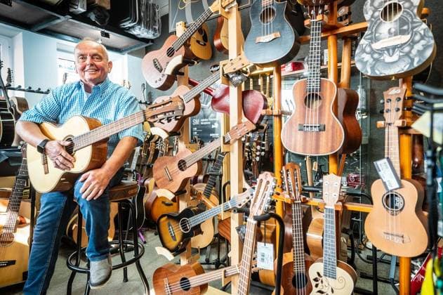 <p>Inhaber Otto Flögel sitzt am Mittwoch 30.08.2023, inmiten seines Musik-Fachgeschäfts in Oberhausen-Osterfeld mit einer Ukulele. Das Geschäft besteht seit 40 Jahren und bietet nach Ausssagen Flögels das größte Angebot an Ukulelen im Ruhrgebiet. Deutschland NRW Oberhausen Copyright: MartinxMöller