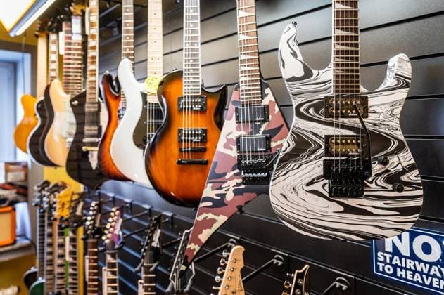 <p>Eine Reihe von E-Gitarren hängt am Mittwoch 30.08.2023, in Ottos Musikladen in Oberhausen-Osterfeld.. Das Geschäft besteht seit 40 Jahren und bietet nach Ausssagen Flögels das größte Angebot an Ukulelen im Ruhrgebiet. Deutschland NRW Oberhausen Copyright: MartinxMöller