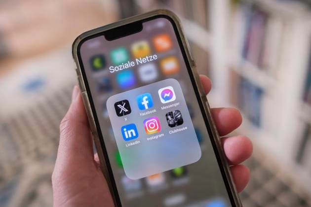 Handy mit Apps zu Social Media und Netzwerken *** Mobile phone with social media and networking apps Nordrhein-Westfalen Deutschland, Germany GMS9258