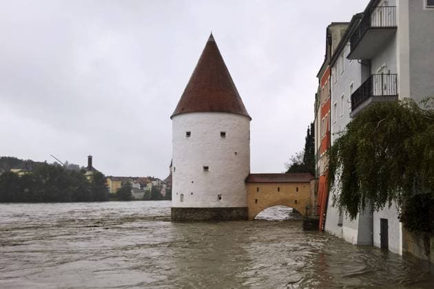 Bilder des Jahres 2023, News 08 August News Themen der Woche KW35 News Bilder des Tages Hochwasser in Passau, Bayern. Die Hochwasserlage am Inn und an der Donau hat sich in der Nacht auf Dienstag etwas beruhigt. Mit der höchsten Meldestufe 4 sei nicht mehr zu rechnen, teilte der Hochwassernachrichtendienst des Bayerischen Landesamtes für Umwelt um Mitternacht mit. In Passau wurden die Strassensperren angepasst. Während die Wasserstände des Inn leicht sinken, gibt es für die Donau noch keine abschliessende Entwarnung. Foto: Überschwemmung am Inn *** Floods in Passau, Bavaria The flood situation on the Inn and the Danube has calmed down somewhat in the night to Tuesday With the highest reporting level 4 is no longer expected, the flood news service of the Bavarian State Office for the Environment announced at midnight In
