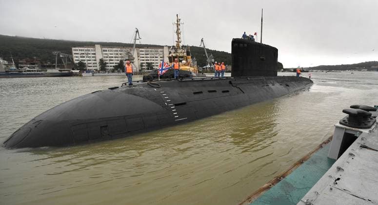 Russland, U-Boot Crew bekommt Auszeichnung in Wladivostok Russia Submarine Decommissioning 8505955 30.08.2023 The Krasnokamensk submarine goes through decommissioning at the pier in Ulysses Bay in Vladivostok, Russia. During the 30 years of its service in the Pacific Fleet, the submarine performed 13 combat services, and the crew of the submarine was awarded the prizes of the Commander-in-Chief of the Navy 10 times. Vitaliy Ankov Sputnik Vladivostok Russia  Copyright: xVitaliyxAnkovx