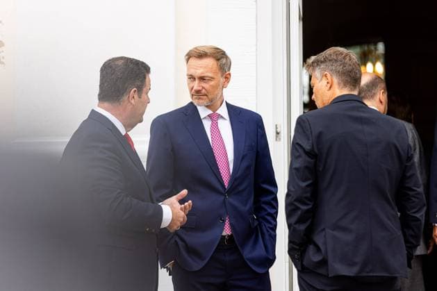 Hubertus Heil und Christian Lindner am 30. August 2023 im Rahmen der Kabinettsklausur auf Schloss Meseberg in Gransee, Brandenburg. Kabinettsklausur auf Schloss Meseberg *** Hubertus Heil and Christian Lindner on 30 August 2023 during the cabinet retreat at Meseberg Castle in Gransee, Brandenburg Cabinet retreat at Meseberg Castle