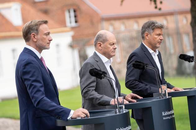 Zweitägige Klausurtagung der Bundesregierung auf Schloss Meseberg Tag 2 Olaf Scholz, Bundeskanzler, mit Christian Lindner, Bundesfinanzminister der Finanzen und Robert Habeck, Bundesminister für Wirtschaft und Klimaschutz;Zweitägige Klausurtagung der Bundesregierung auf Schloss Meseberg Tag 2 Olaf Scholz, Bundeskanzler, mit Christian Lindner, Bundesfinanzminister der Finanzen und Robert Habeck, Bundesminister für Wirtschaft und Klimaschutz, *** Two-day closed meeting of the German government at Schloss Meseberg Day 2 Olaf Scholz, Federal Chancellor, with Christian Lindner, Federal Minister of Finance, and Robert Habeck, Federal Minister of Economics and Climate Protection Two-day closed meeting of the German governme
