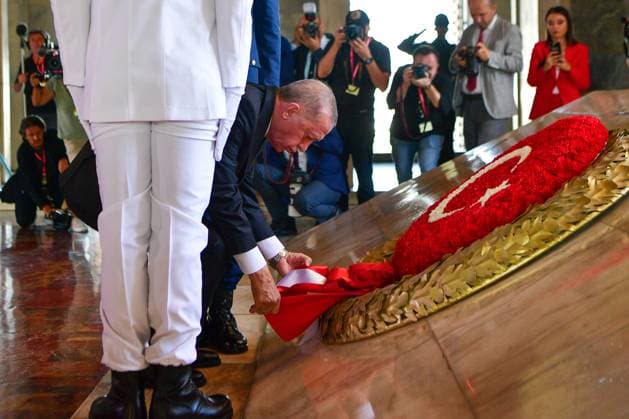 News Themen der Woche KW35 News Bilder des Tages August 30, 2023, Ankara, Turkey: President of the Republic of Turkey, Recep Tayyip Erdogan, lays a wreath inside the tomb of the country s founder, Mustafa Kemal Ataturk. Victory Day is an official and national holiday celebrated on August 30 every year in Turkey and the Turkish Republic of Northern Cyprus to commemorate the Great Offensive, which ended in victory under Ataturk s command in Dumlupnar on August 30, 1922. On the 101th anniversary of the victory, President of the Republic of Turkey Recep Tayyip Erdo?an visited the mausoleum of the country s founder, Mustafa Kemal Atatürk. Ankara Turkey - ZUMAs197 20230830_aaa_s197_131 Copyright: xTunahanxTurhanx