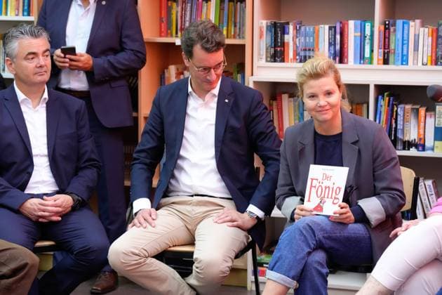 Bilder des Jahres 2023, Entertainment 08 August Entertainment Themen der Woche KW35 Ministerpraesident Wuest besucht Adolf-Kolping-Hauptschule Ministerpraesident Hendrik Wuest und Schauspielerin und Lesebotschafterin Annette Frier sprechen gemeinsam mit Schuelerinnen und Schuelern des Leseclub der Adolf-Kolping-Hauptschule , Koeln, 31.08.2023 Koeln Nordrhein-Westfalen Deutschland *** State Premier Wuest visits Adolf Kolping Hauptschule State Premier Hendrik Wuest and actress and reading ambassador Annette Frier speak together with students of the reading club of the Adolf Kolping Hauptschule , Cologne, 31 08 2023 Cologne North Rhine-Westphalia Germany