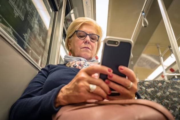 Berlin; BVG: Fahrgast Frau mit Mobiltelefon iPhone in der U-Bahn - 31.08.2023 *Model release Berlin *** Berlin BVG passenger woman with cell phone iPhone in the subway 31 08 2023 Model release Berlin