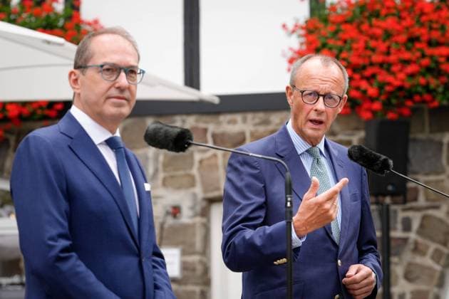 Klausur des Geschaeftsfuehrenden Vorstands der CDU CSU-Bundestagsfraktion im Sauerland Friedrich Merz Vorsitzende der CDU CSU Bundestagsfraktion gemeinsam mit Alexander Dobrindt Vorsitzende der CSU im Bundestag und Erste Stellvertretende Fraktionsvorsitzende beim Auftaktstatement zur Klausurtagung der CDU CSU-Bundestagsfraktion in Schmallenberg im Sauerland in Nordrhein-Westfalen, Schmallenberg, 31.08.2023 Schmallenberg Nordrhein-Westfalen Deutschland *** Retreat of the Executive Committee of the CDU CSU parliamentary group in Sauerland Friedrich Merz Chairman of the CDU CSU parliamentary group together with Alexander Dobrindt Chairman of the CSU in the Bundestag and First Deputy Chairman of the parliamentary group at the opening statement