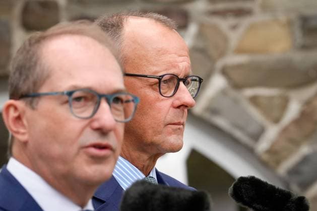 Klausur des Geschaeftsfuehrenden Vorstands der CDU CSU-Bundestagsfraktion im Sauerland Friedrich Merz Vorsitzende der CDU CSU Bundestagsfraktion gemeinsam mit Alexander Dobrindt Vorsitzende der CSU im Bundestag und Erste Stellvertretende Fraktionsvorsitzende beim Auftaktstatement zur Klausurtagung der CDU CSU-Bundestagsfraktion in Schmallenberg im Sauerland in Nordrhein-Westfalen, Schmallenberg, 31.08.2023 Schmallenberg Nordrhein-Westfalen Deutschland *** Retreat of the Executive Committee of the CDU CSU parliamentary group in Sauerland Friedrich Merz Chairman of the CDU CSU parliamentary group together with Alexander Dobrindt Chairman of the CSU in the Bundestag and First Deputy Chairman of the parliamentary group at the opening statement