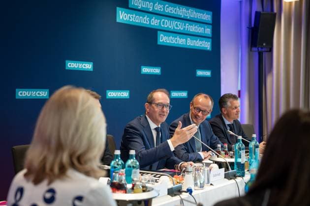 News Themen der Woche KW35 News Bilder des Tages Klausur des Geschaeftsfuehrenden Vorstands der CDU CSU-Bundestagsfraktion im Sauerland Friedrich Merz Vorsitzende der CDU CSU Bundestagsfraktion gemeinsam mit Alexander Dobrindt Vorsitzende der CSU im Bundestag und Erste Stellvertretende Fraktionsvorsitzende und Thorsten Frei Erster Parlamentarischer Geschaeftsfuehrer der CDU CSU-Bundestagsfraktion auf dem Vorsitz im Sitzungssaal beim Auftakt des ersten Tag der Klausurtagung der CDU CSU-Bundestagsfraktion in Schmallenberg im Sauerland in Nordrhein-Westfalen, Schmallenberg, 31.08.2023 Schmallenberg Nordrhein-Westfalen Deutschland *** Retreat of the Executive Committee of the CDU CSU Parliamentary Group in the Sauerland Friedrich Merz Chairman of the CDU CSU Parliamentary Group together with