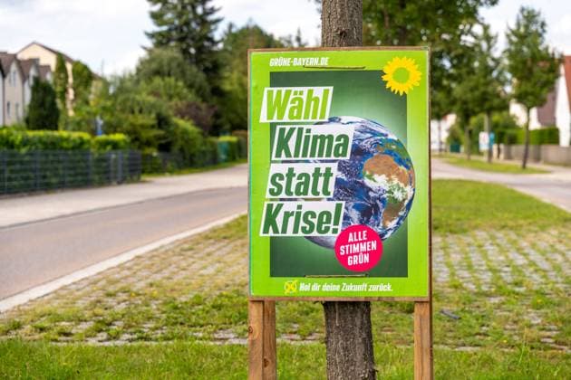 Stettenhofen, Bavaria, Germany - 31 August 2023: An election poster for the state election in Bavaria hangs on the street in a village. The party the Greens advertise with the slogan: Vote climate instead of crisis *** Ein Wahlplakat zur Landtagswahl in Bayern hängt an der Straße in einem Dorf. Die Partei die Grünen werben mit dem Slogan: Wähl Klima statt Krise