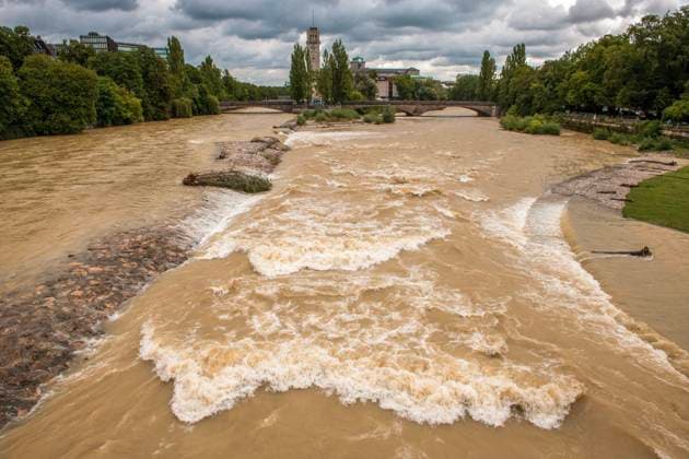Bilder des Jahres 2023, News 08 August News Themen der Woche KW35 News Bilder des Tages Isar-Hochwasser, Blick von der Reichenbachbrücke, München, 31.08.2023 Deutschland, München, 31. August 2023, Isar Hochwasser nach Dauerregen der letzten Tage, Blick von der Reichenbachbrücke in Richtung Deutsches Museum, reißender Strom, der Isar-Pegel liegt weit über normal, fällt aber inzwischen wieder, Bayern, *** Isar flood, view from the Reichenbach bridge, Munich, 31 08 2023 Germany, Munich, 31 August 2023, Isar flood after continuous rain of the last days, view from the Reichenbach bridge in the direction of the German Museum, torrential current, the Isar level is far above normal, but meanwhile falling again, Bavaria,