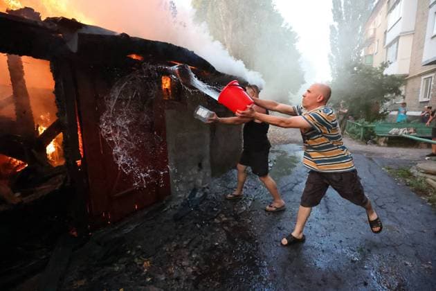 Bilder des Jahres 2023, News 08 August News Themen der Woche KW35 RUSSIA, DONETSK - AUGUST 31, 2023: A local resident battles a fire after a military strike on the village of Lidiyevka. According to Mayor of Donetsk Alexei Kulemzin, the Armed Forces of Ukraine have performed a military strike on the city s Kirovsky District, casualties reported. Dmitry Yagodkin TASS  61576489